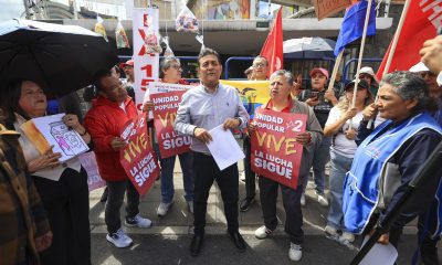 AME949. QUITO (ECUADOR), 07/04/2026.- Personas se manifiestan contra el adelanto de las elecciones locales, este martes, frente al Consejo Nacional Electoral, en Quito (Ecuador). EFE/ José Jácome