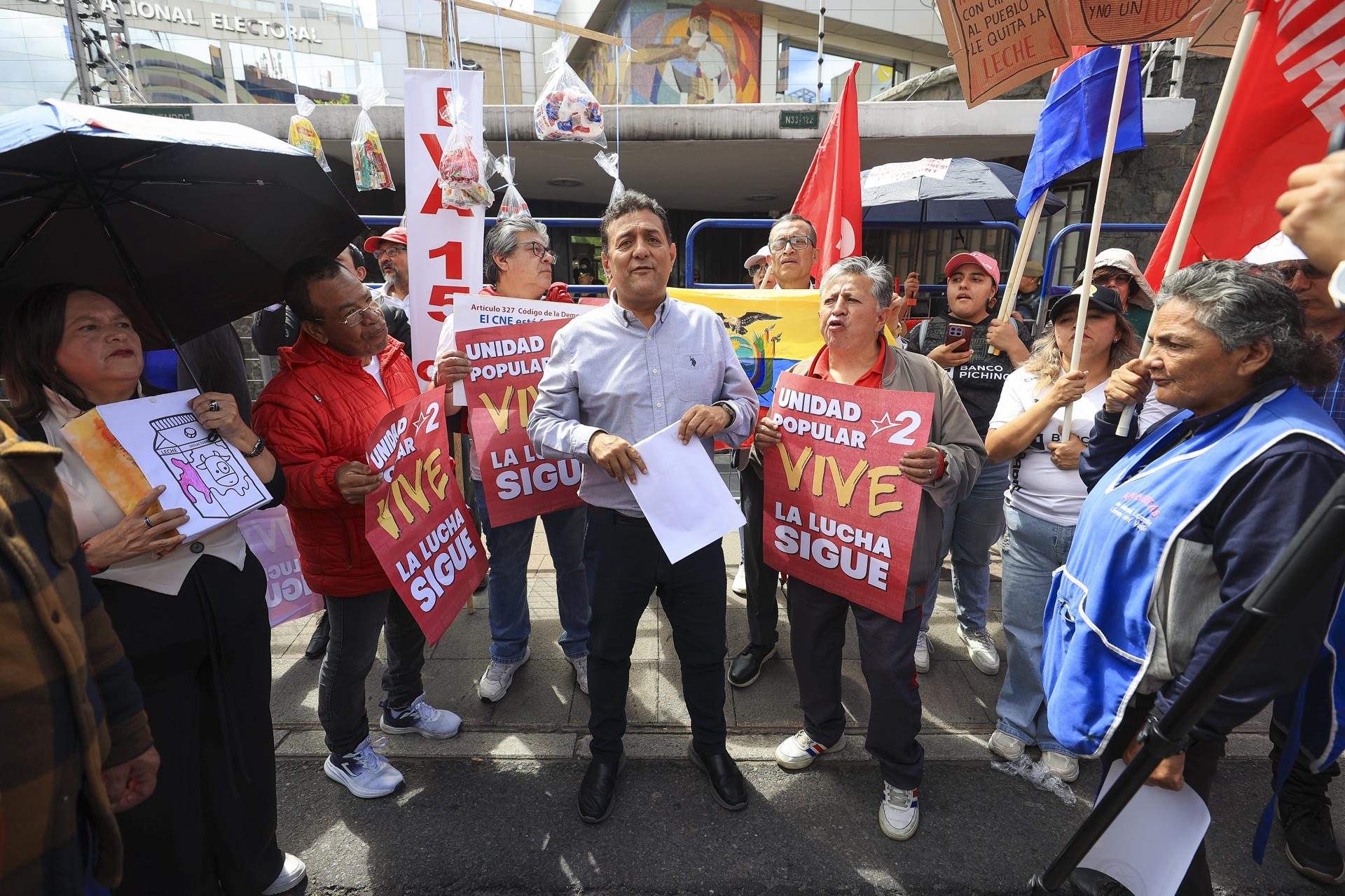 AME949. QUITO (ECUADOR), 07/04/2026.- Personas se manifiestan contra el adelanto de las elecciones locales, este martes, frente al Consejo Nacional Electoral, en Quito (Ecuador). EFE/ José Jácome