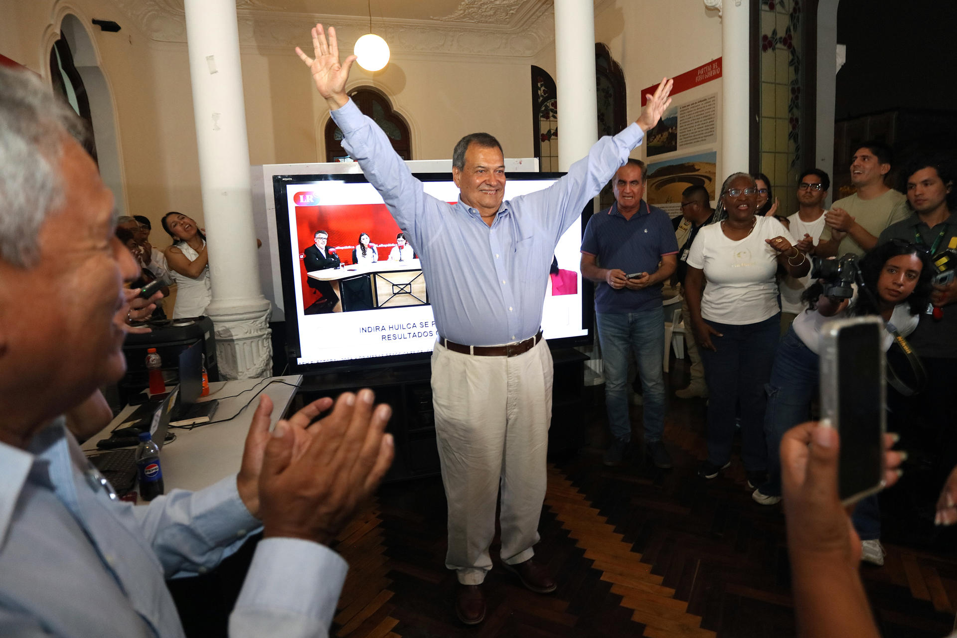El candidato presidencial por el partido Buen Gobierno, Jorge Nieto, reacciona en su sede de campaña este domingo, en Lima (Perú). EFE/ Paul Vallejos