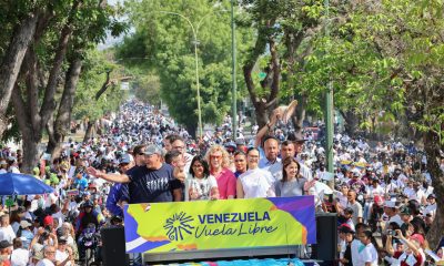 Fotografía difundida por el Palacio de Miraflores de la presidenta encargada de Venezuela, Delcy Rodríguez (c), durante la peregrinación de trece días que convocó para exigir el fin de las sanciones de Estados Unidos, este jueves en el estado Lara (Venezuela). EFE/ Palacio de Miraflores