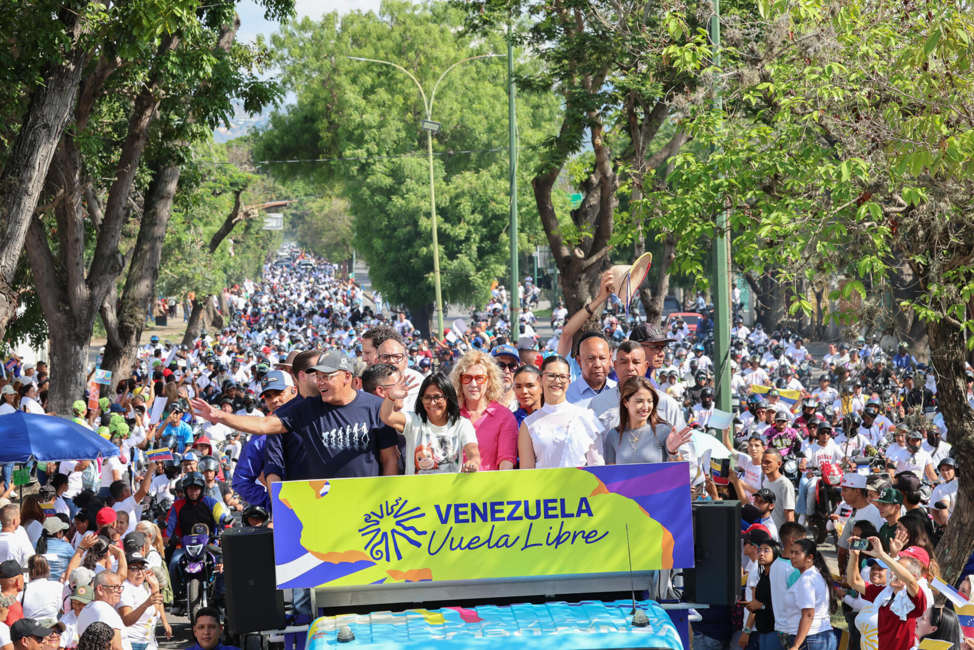 Fotografía difundida por el Palacio de Miraflores de la presidenta encargada de Venezuela, Delcy Rodríguez (c), durante la peregrinación de trece días que convocó para exigir el fin de las sanciones de Estados Unidos, este jueves en el estado Lara (Venezuela). EFE/ Palacio de Miraflores