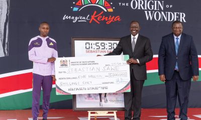 El presidente de Kenia, William Ruto, regaló este jueves al atleta keniano Sabastian Sawe un automóvil y ocho millones de chelines (53.000 euros) por batir un récord mundial el pasado domingo en el maratón de Londres y convertirse en el primero en bajar de dos horas en competición oficial en esa prueba.-EFE/ Presidencia de Kenia ***SOLO USO EDITORIAL/SOLO DISPONIBLE PARA ILUSTRAR LA NOTICIA QUE ACOMPAÑA (CRÉDITO OBLIGATORIO)***