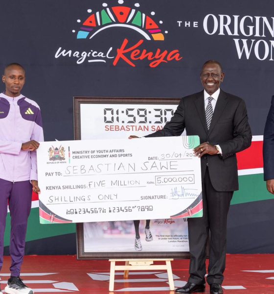 El presidente de Kenia, William Ruto, regaló este jueves al atleta keniano Sabastian Sawe un automóvil y ocho millones de chelines (53.000 euros) por batir un récord mundial el pasado domingo en el maratón de Londres y convertirse en el primero en bajar de dos horas en competición oficial en esa prueba.-EFE/ Presidencia de Kenia ***SOLO USO EDITORIAL/SOLO DISPONIBLE PARA ILUSTRAR LA NOTICIA QUE ACOMPAÑA (CRÉDITO OBLIGATORIO)***