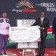 El presidente de Kenia, William Ruto, regaló este jueves al atleta keniano Sabastian Sawe un automóvil y ocho millones de chelines (53.000 euros) por batir un récord mundial el pasado domingo en el maratón de Londres y convertirse en el primero en bajar de dos horas en competición oficial en esa prueba.-EFE/ Presidencia de Kenia ***SOLO USO EDITORIAL/SOLO DISPONIBLE PARA ILUSTRAR LA NOTICIA QUE ACOMPAÑA (CRÉDITO OBLIGATORIO)***