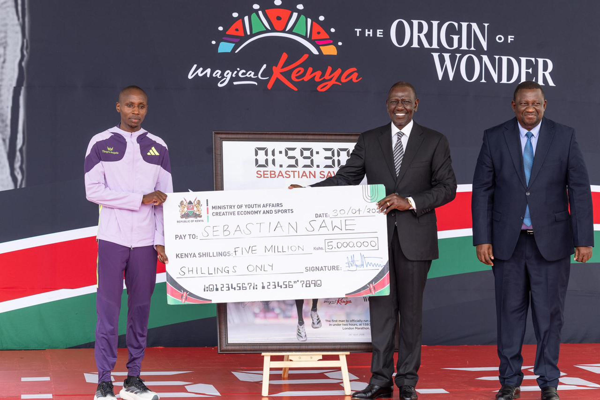 El presidente de Kenia, William Ruto, regaló este jueves al atleta keniano Sabastian Sawe un automóvil y ocho millones de chelines (53.000 euros) por batir un récord mundial el pasado domingo en el maratón de Londres y convertirse en el primero en bajar de dos horas en competición oficial en esa prueba.-EFE/ Presidencia de Kenia ***SOLO USO EDITORIAL/SOLO DISPONIBLE PARA ILUSTRAR LA NOTICIA QUE ACOMPAÑA (CRÉDITO OBLIGATORIO)***