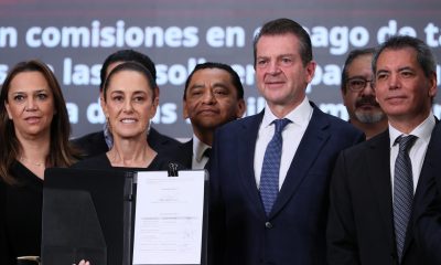 La presidenta de México Claudia Sheinbaum (2-i), el presidente del Consejo Directivo de la ABM, Emilio Romano Mussali (2-d), y secretario de Hacienda y Crédito Público, Édgar Amador (d), posan durante una rueda de prensa este lunes, en el Palacio Nacional, en Ciudad de México (México). EFE/Mario Guzmán
