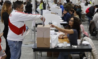 Un elector vota en la ciudad española de Barcelona durante los comicios parlamentarios y presidenciales peruanos de este domingo EFE/ Toni Albir
