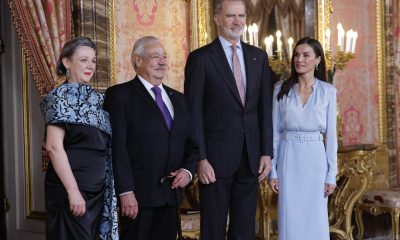 Los reyes Felipe VI y Letizia de España (d) con el escritor mexicano Gonzalo Celorio, Premio Cervantes 2025,  y su esposa Silvia Garza (i), este miércoles en el Palacio Real de Madrid. EFE/ Mariscal