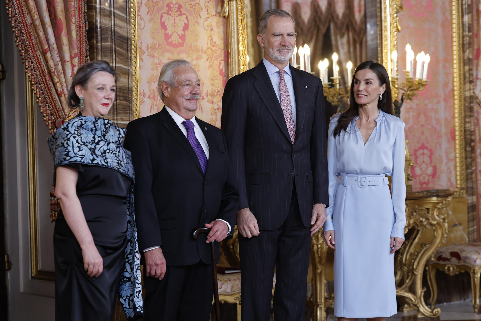 Los reyes Felipe VI y Letizia de España (d) con el escritor mexicano Gonzalo Celorio, Premio Cervantes 2025,  y su esposa Silvia Garza (i), este miércoles en el Palacio Real de Madrid. EFE/ Mariscal