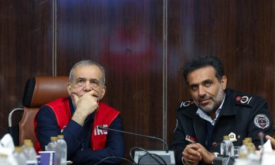 Fotografía difundida este lunes por la agencia de noticias iraní Tasnim que muestra al presidente de Irán, Masoud Pezeshkian (i), durante una visita a una estación de bomberos. EFE/ Agencia Tasnim  - SOLO USO EDITORIAL/SOLO DISPONIBLE PARA ILUSTRAR LA NOTICIA QUE ACOMPAÑA (CRÉDITO OBLIGATORIO) -