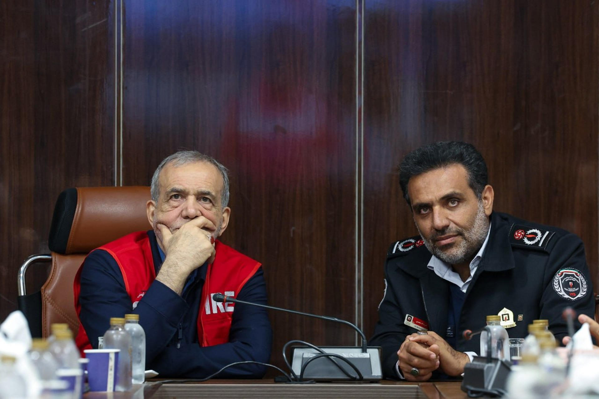 Fotografía difundida este lunes por la agencia de noticias iraní Tasnim que muestra al presidente de Irán, Masoud Pezeshkian (i), durante una visita a una estación de bomberos. EFE/ Agencia Tasnim  - SOLO USO EDITORIAL/SOLO DISPONIBLE PARA ILUSTRAR LA NOTICIA QUE ACOMPAÑA (CRÉDITO OBLIGATORIO) -