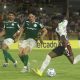 Joel Canchimbo (d), de Junior, disputa el balón con Agustín Giay (c), de Palmeiras, este miércoles en un partido de la Copa Libertadores en el estadio Olímpico Jaime Morón, en Cartagena (Colombia). EFE/ Ricardo Maldonado