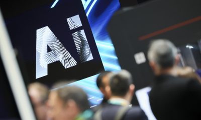 Imagen de archivo de un logo de Inteligencia Artificial en una feria tecnológica. EFE/EPA/HANNIBAL HANSCHKE