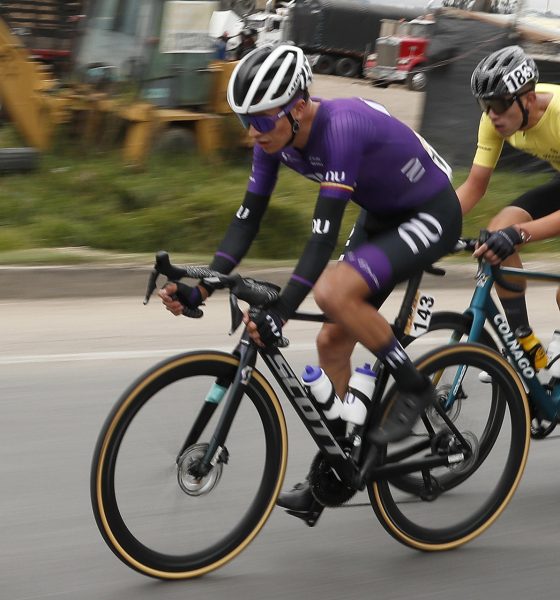 Fotografía de archivo del 06 de febrero de 2024 del ciclista Cristian Múñoz (c) del equipo NU Colombia compitiendo en la primera etapa de la carrera ciclística Tour Colombia 2024 entre Paipa y Duitama (Colombia). Muñoz, de 30 años falleció en la ciudad española de Oviedo a donde había sido traslado para recibir atención médica tras sufrir un accidente en una carrera en Francia, informó este viernes la escuadra. EFE Carlos Ortega ARCHIVO