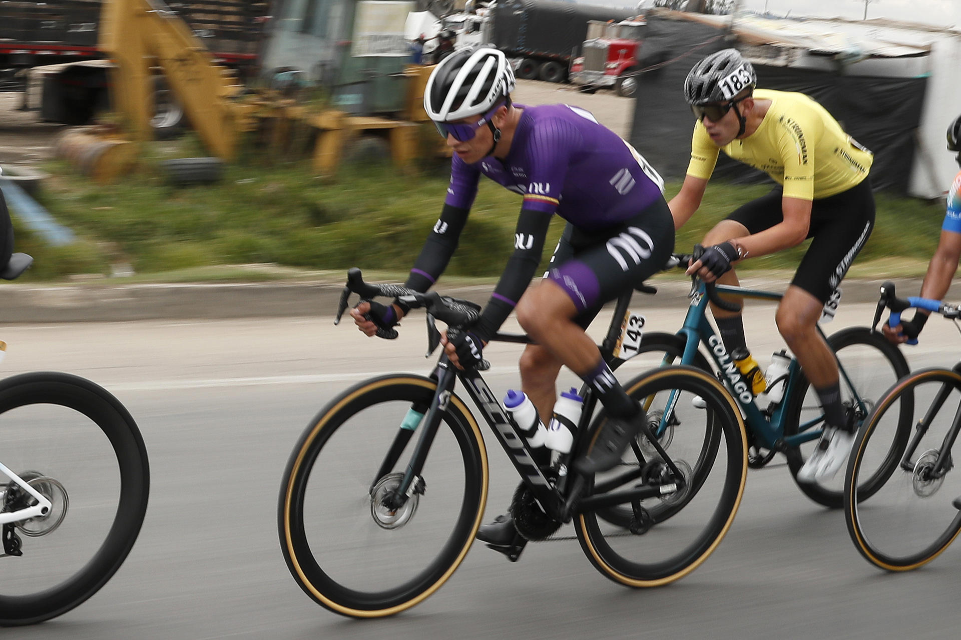 Fotografía de archivo del 06 de febrero de 2024 del ciclista Cristian Múñoz (c) del equipo NU Colombia compitiendo en la primera etapa de la carrera ciclística Tour Colombia 2024 entre Paipa y Duitama (Colombia). Muñoz, de 30 años falleció en la ciudad española de Oviedo a donde había sido traslado para recibir atención médica tras sufrir un accidente en una carrera en Francia, informó este viernes la escuadra. EFE Carlos Ortega ARCHIVO