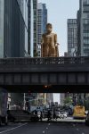 La luz que brilla a través del universo, una escultura de Buda tallada en arenisca de 8,2 metros de altura, obra del artista Tuan Andrew Nguyen, se presenta como la más reciente obra encargada para el High Line Plinth en Nueva York, EE. UU., el 24 de abril de 2026. EFE/Olga Fedorova
