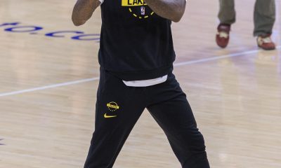 LeBron James, de Los Angeles Lakers, calienta previo al primer partido de la serie de eliminatorias de la NBA entre Houston Rockets y Los Angeles Lakers en el Crypto.com Arena de Los Ángeles, California (Estados Unidos). EFE/Ariana Ruiz