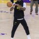 LeBron James, de Los Angeles Lakers, calienta previo al primer partido de la serie de eliminatorias de la NBA entre Houston Rockets y Los Angeles Lakers en el Crypto.com Arena de Los Ángeles, California (Estados Unidos). EFE/Ariana Ruiz