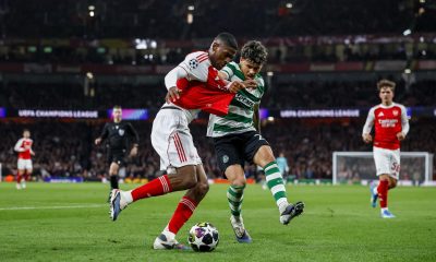 El defensa español del Arsenal Cristhian Mosquera, en pugna con el delantero uruguayo del Sporting de Portugal Maxi Araujo, durante la eliminatoria de los cuartos de final de la Liga de Campeones. EFE/EPA/TOLGA AKMEN