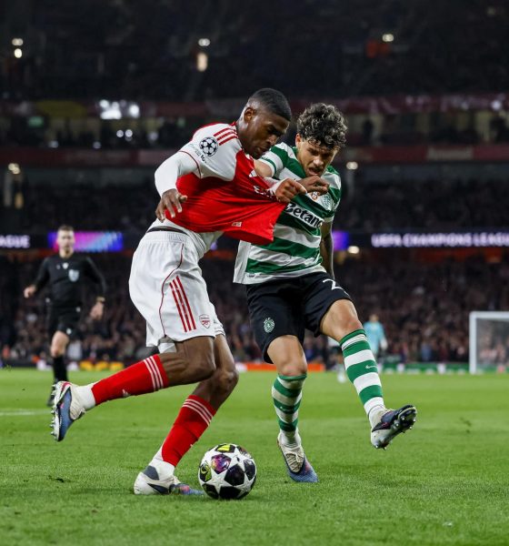 El defensa español del Arsenal Cristhian Mosquera, en pugna con el delantero uruguayo del Sporting de Portugal Maxi Araujo, durante la eliminatoria de los cuartos de final de la Liga de Campeones. EFE/EPA/TOLGA AKMEN