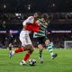 El defensa español del Arsenal Cristhian Mosquera, en pugna con el delantero uruguayo del Sporting de Portugal Maxi Araujo, durante la eliminatoria de los cuartos de final de la Liga de Campeones. EFE/EPA/TOLGA AKMEN