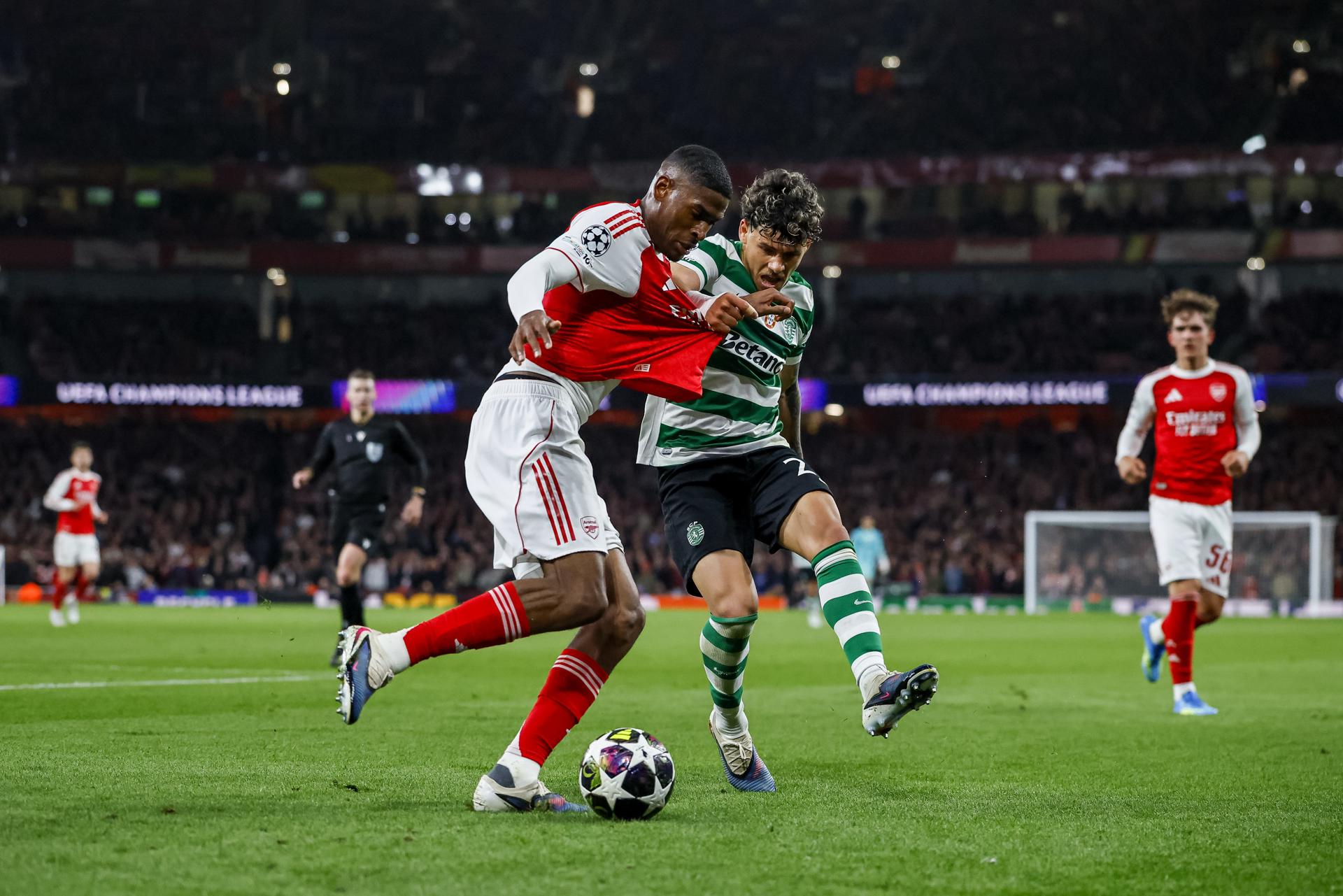 El defensa español del Arsenal Cristhian Mosquera, en pugna con el delantero uruguayo del Sporting de Portugal Maxi Araujo, durante la eliminatoria de los cuartos de final de la Liga de Campeones. EFE/EPA/TOLGA AKMEN