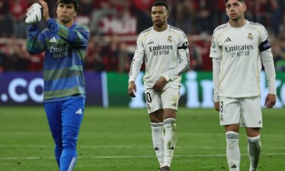(I-D) Gonzalo García, Kylian Mbappe, and Fede Valverde abandonan el campo tras ser eliminado el Real Madrid de la Liga de Campeones por el Bayern Múnich.EFE/EPA/RONALD WITTEK