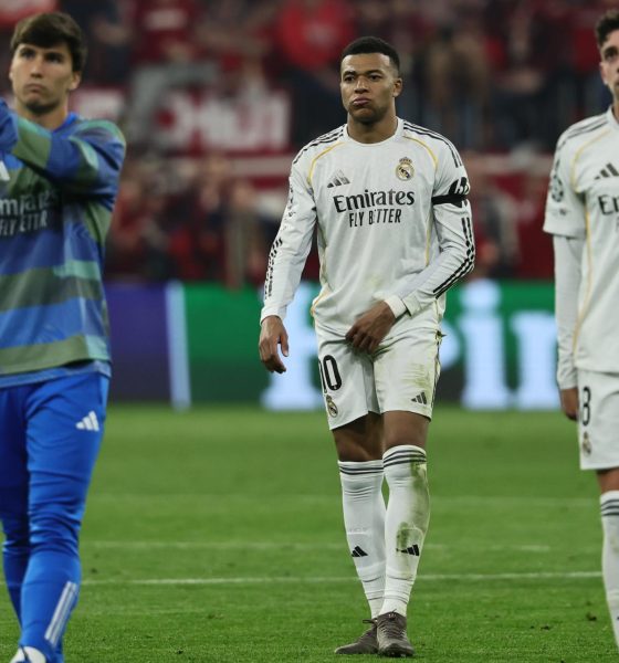 (I-D) Gonzalo García, Kylian Mbappe, and Fede Valverde abandonan el campo tras ser eliminado el Real Madrid de la Liga de Campeones por el Bayern Múnich.EFE/EPA/RONALD WITTEK
