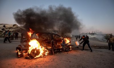 Un vehículo destruido en llamas tras un ataque aéreo israelí en la carretera Al Rashid, al suroeste de la ciudad de Gaza, el 8 de abril de 2026. El ataque israelí provocó la muerte del corresponsal de Al Jazeera, Mohammed Wshah.. EFE/EPA/MOHAMMED SABER