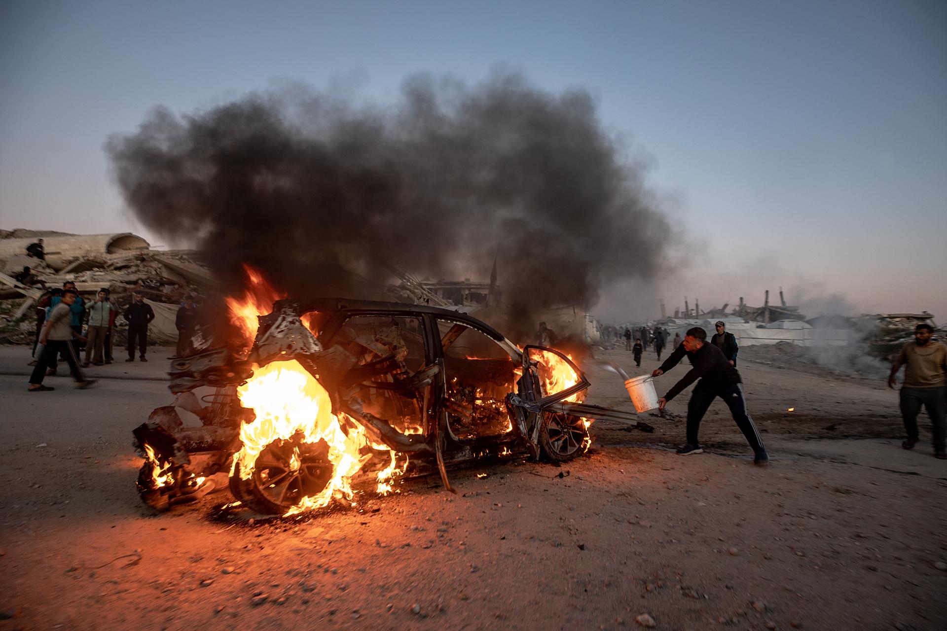 Un vehículo destruido en llamas tras un ataque aéreo israelí en la carretera Al Rashid, al suroeste de la ciudad de Gaza, el 8 de abril de 2026. El ataque israelí provocó la muerte del corresponsal de Al Jazeera, Mohammed Wshah.. EFE/EPA/MOHAMMED SABER