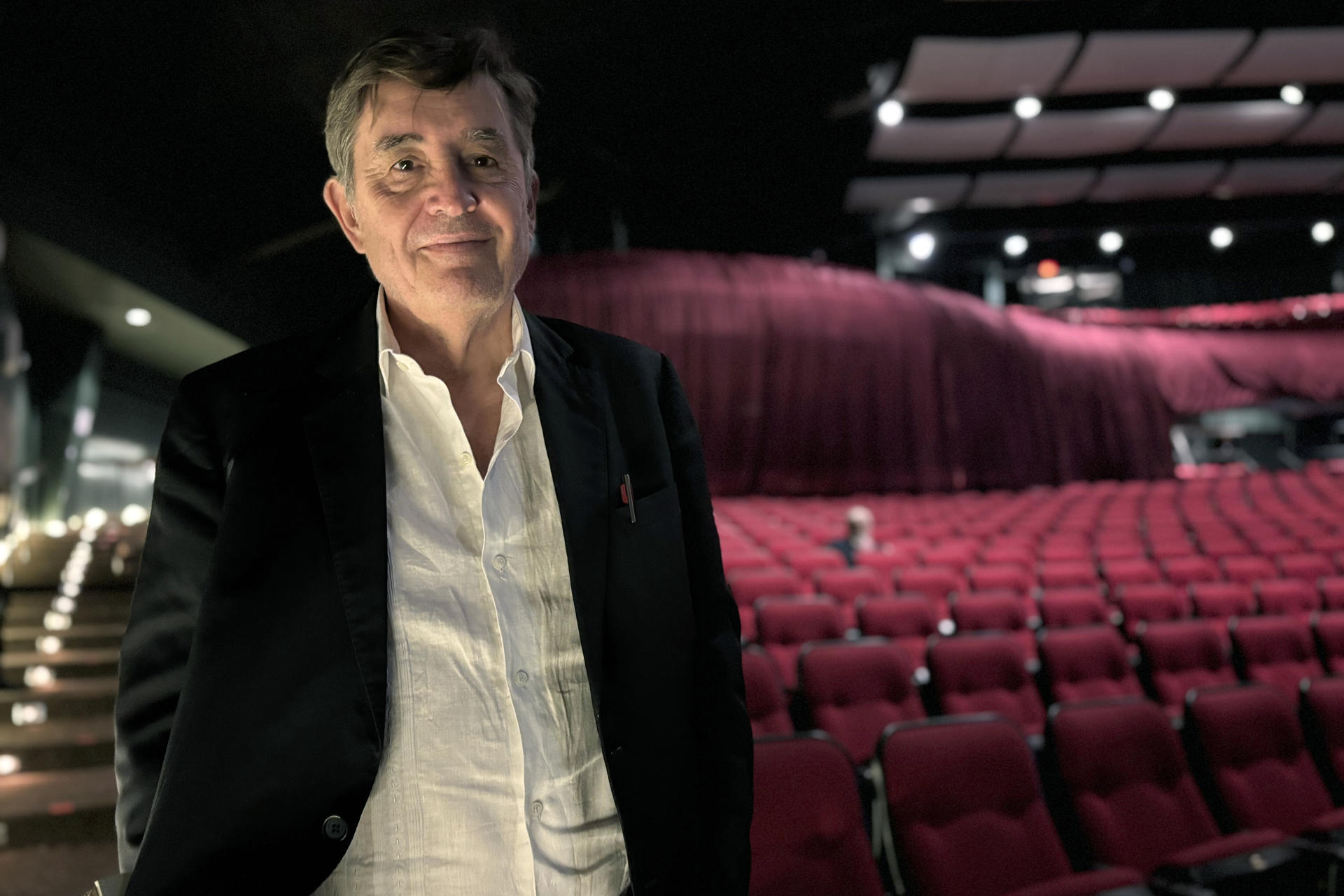 El director del Instituto Cervantes, Luis García Montero, posa durante una entrevista con EFE este sábado, en el Centro de Bellas Artes de Caguas (Puerto Rico). EFE/ Esther Alaejos