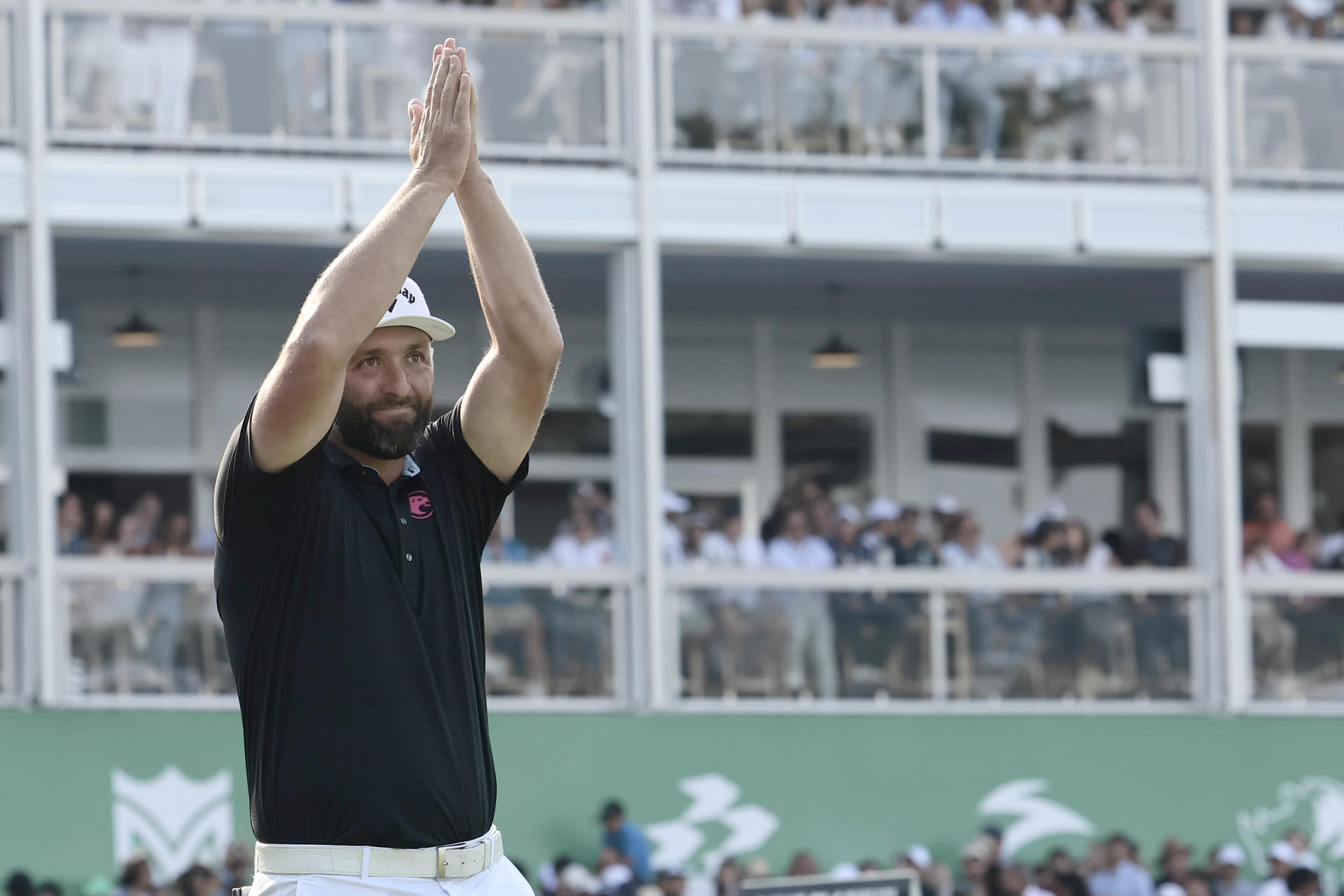 Jon Rahm del equipo Legión XIII festeja tras ganar este domingo, en la cuarta ronda del LIV Golf en el Club de Golf Chapultepec en Ciudad de México (México). EFE/ José Méndez