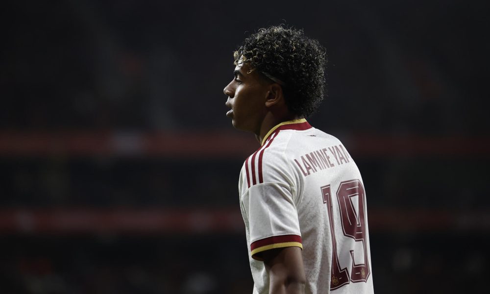 El delantero de la selección española de fútbol Lamine Yamal, durante el partido amistoso que las selecciones de España y Egipto disputaron en el RCDE Stadium de Cornellá-El Prat, en Barcelona. EFE/Alberto Estévez