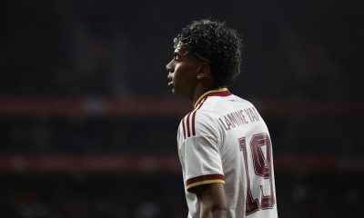 El delantero de la selección española de fútbol Lamine Yamal, durante el partido amistoso que las selecciones de España y Egipto disputaron en el RCDE Stadium de Cornellá-El Prat, en Barcelona. EFE/Alberto Estévez