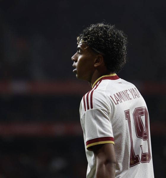 El delantero de la selección española de fútbol Lamine Yamal, durante el partido amistoso que las selecciones de España y Egipto disputaron en el RCDE Stadium de Cornellá-El Prat, en Barcelona. EFE/Alberto Estévez