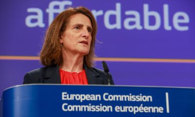 Teresa Ribera, Vicepresidenta Ejecutiva de la Comisión Europea, este miércoles en una rueda de prensa sobre energía tras la reunión del Colegio de Comisarios de la Comisión Europea en la sede del Berlaymont en Bruselas, Bélgica. Las conversaciones abordan la iniciativa 'AccelerateEU' en el contexto de una crisis energética renovada provocada por el conflicto de Irán y las interrupciones en los flujos globales de petróleo y gas a través del Estrecho de Ormuz, según la Comisión Europea. EFE/EPA/OLIVIER HOSLET