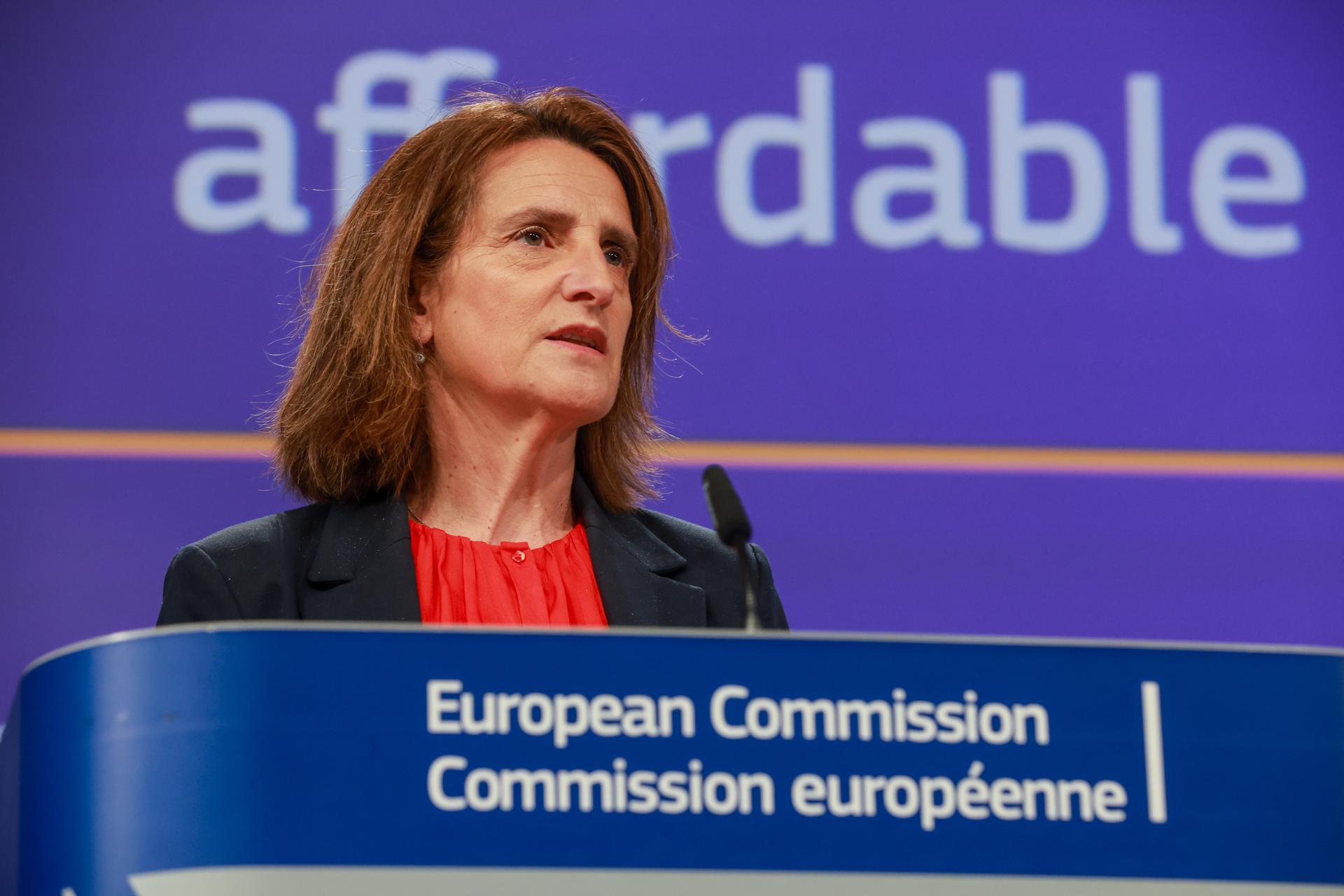 Teresa Ribera, Vicepresidenta Ejecutiva de la Comisión Europea, este miércoles en una rueda de prensa sobre energía tras la reunión del Colegio de Comisarios de la Comisión Europea en la sede del Berlaymont en Bruselas, Bélgica. Las conversaciones abordan la iniciativa 'AccelerateEU' en el contexto de una crisis energética renovada provocada por el conflicto de Irán y las interrupciones en los flujos globales de petróleo y gas a través del Estrecho de Ormuz, según la Comisión Europea. EFE/EPA/OLIVIER HOSLET