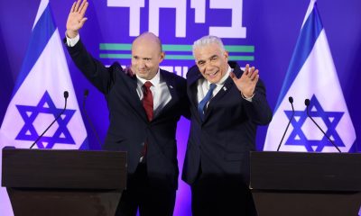 El ex primer ministro israelí Naftali Bennett (i) y el líder de la oposición israelí, Yair Lapid (d), durante la rueda de prensa conjunta en la que anunciadon la creación de Juntos, el partido resultante de la fusión de sus formaciones, con el que pretenden echar del gobierno a Benjamín Netanyahu en las elecciones generales programadas para el próximo 27 de octubre. EFE/EPA/ABIR SULTAN