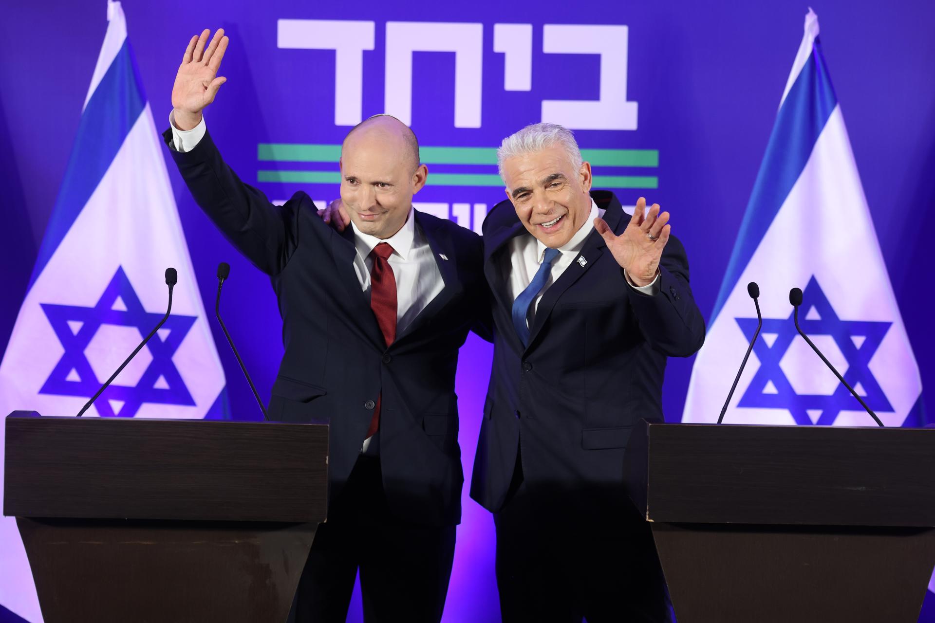 El ex primer ministro israelí Naftali Bennett (i) y el líder de la oposición israelí, Yair Lapid (d), durante la rueda de prensa conjunta en la que anunciadon la creación de Juntos, el partido resultante de la fusión de sus formaciones, con el que pretenden echar del gobierno a Benjamín Netanyahu en las elecciones generales programadas para el próximo 27 de octubre. EFE/EPA/ABIR SULTAN