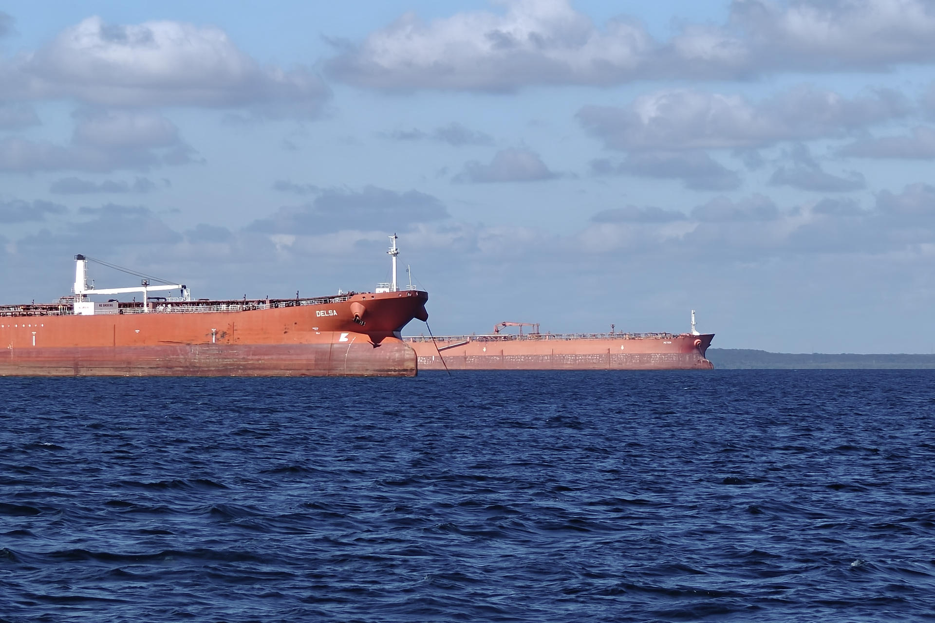 Fotografía de archivo del 25 de diciembre del 2025 que muestra un buque con petroleo en la bahía de Cienfuegos (Cuba). EFE/ Juan Palop