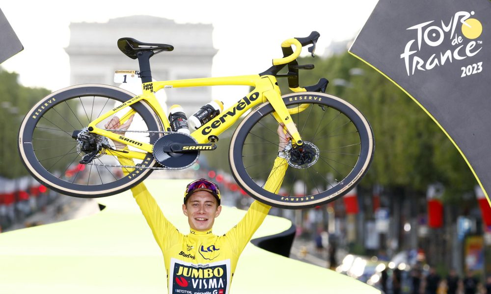 Fotografía de Etienne Garnier (pool), en la que puede verse en una imagen de archivo del 23 de julio de 2023 al ciclista danés Jonas Vingegaard (Jumbo-Visma) en el podio del Tour de Francia, en el que se alzó con la victoria final. EFE