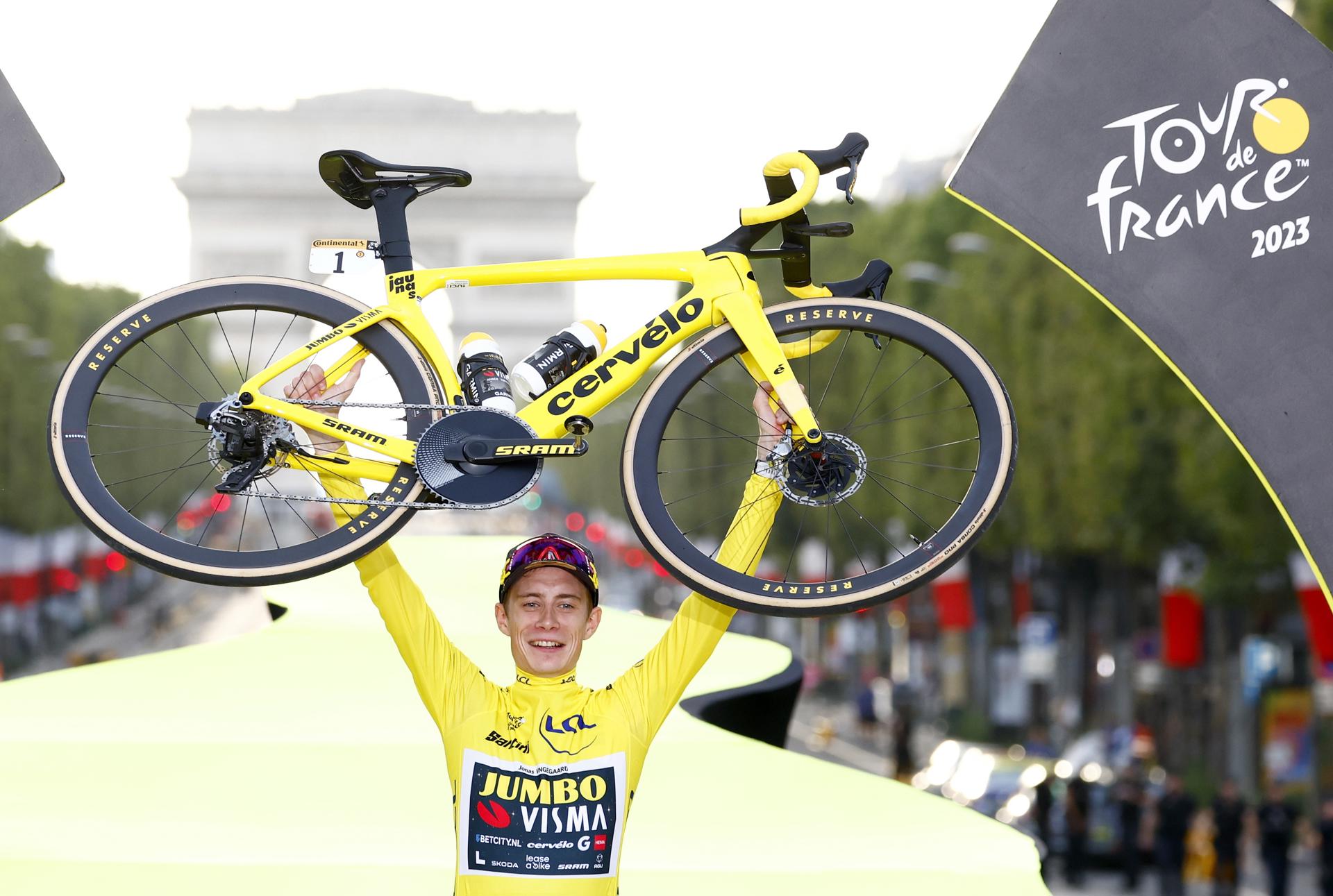 Fotografía de Etienne Garnier (pool), en la que puede verse en una imagen de archivo del 23 de julio de 2023 al ciclista danés Jonas Vingegaard (Jumbo-Visma) en el podio del Tour de Francia, en el que se alzó con la victoria final. EFE