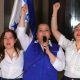 La esposa del expresidente de Honduras Juan Orlando Hernández, Ana García (c), muestra su puño junto a sus hijas Ana Daniela Hernández García (i) e Isabela Hernández García durante una rueda de prensa, en Tegucigalpa (Honduras). EFE/ Gustavo Amador