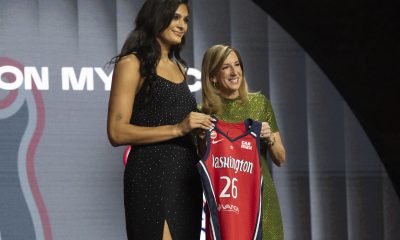 Lauren Betts (i) posa junto a la comisionada de la WNBA, Cathy Engelbert, tras ser seleccionada este lunes en Nueva York por Washington Mystics en el cuarto lugar del draft. EFE/ Ángel Colmenares
