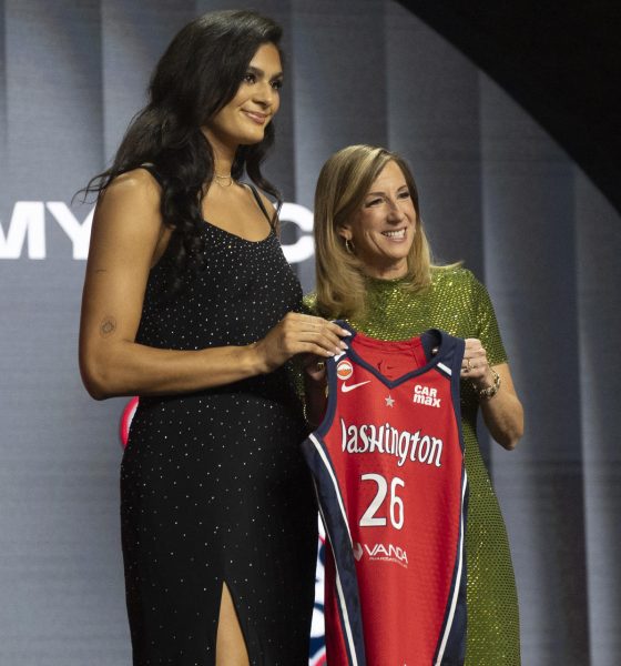 Lauren Betts (i) posa junto a la comisionada de la WNBA, Cathy Engelbert, tras ser seleccionada este lunes en Nueva York por Washington Mystics en el cuarto lugar del draft. EFE/ Ángel Colmenares