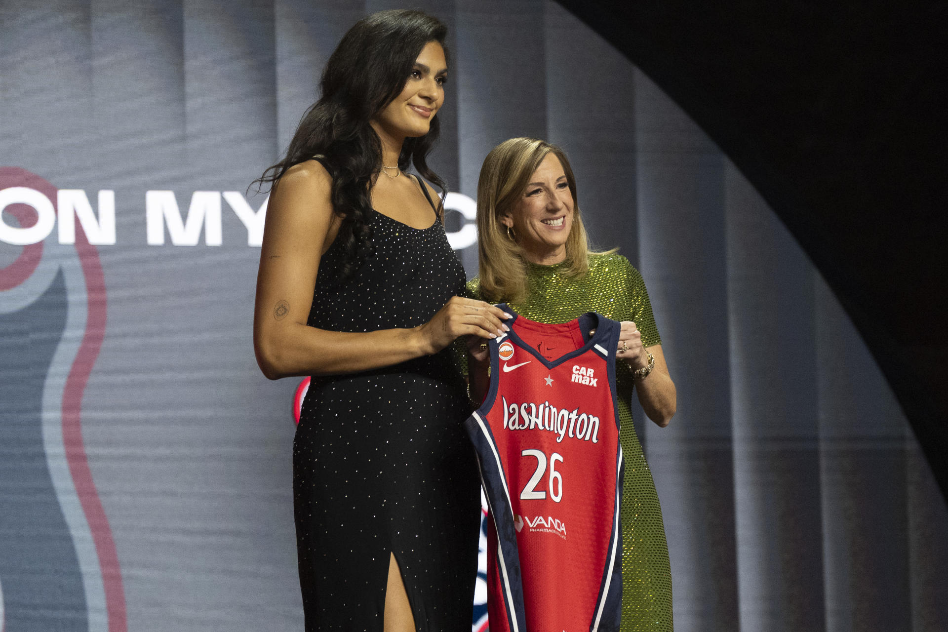 Lauren Betts (i) posa junto a la comisionada de la WNBA, Cathy Engelbert, tras ser seleccionada este lunes en Nueva York por Washington Mystics en el cuarto lugar del draft. EFE/ Ángel Colmenares