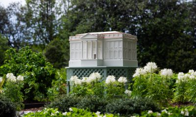 Fotografía cedida por La Casa Blanca que muestra una colmena modelada a semejanza de la Casa Blanca, instalada en el Jardín Sur de la Casa Blanca, en Washington (Estados Unidos). EFE/Andrea Hanks/La Casa Blanca /SOLO USO EDITORIAL /NO VENTAS /SOLO DISPONIBLE PARA ILUSTRAR LA NOTICIA QUE ACOMPAÑA /CRÉDITO OBLIGATORIO