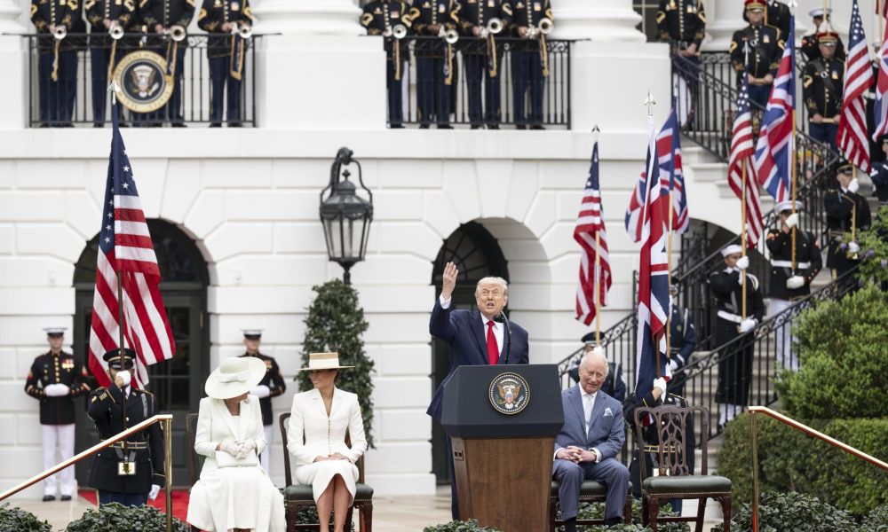 El presidente de Estados Unidos, Donald Trump, habla durante la ceremonia de bienvenida del rey Carlos III, de Reino Unido, en el jardín sur de la Casa Blanca. EFE/Luke Johnson