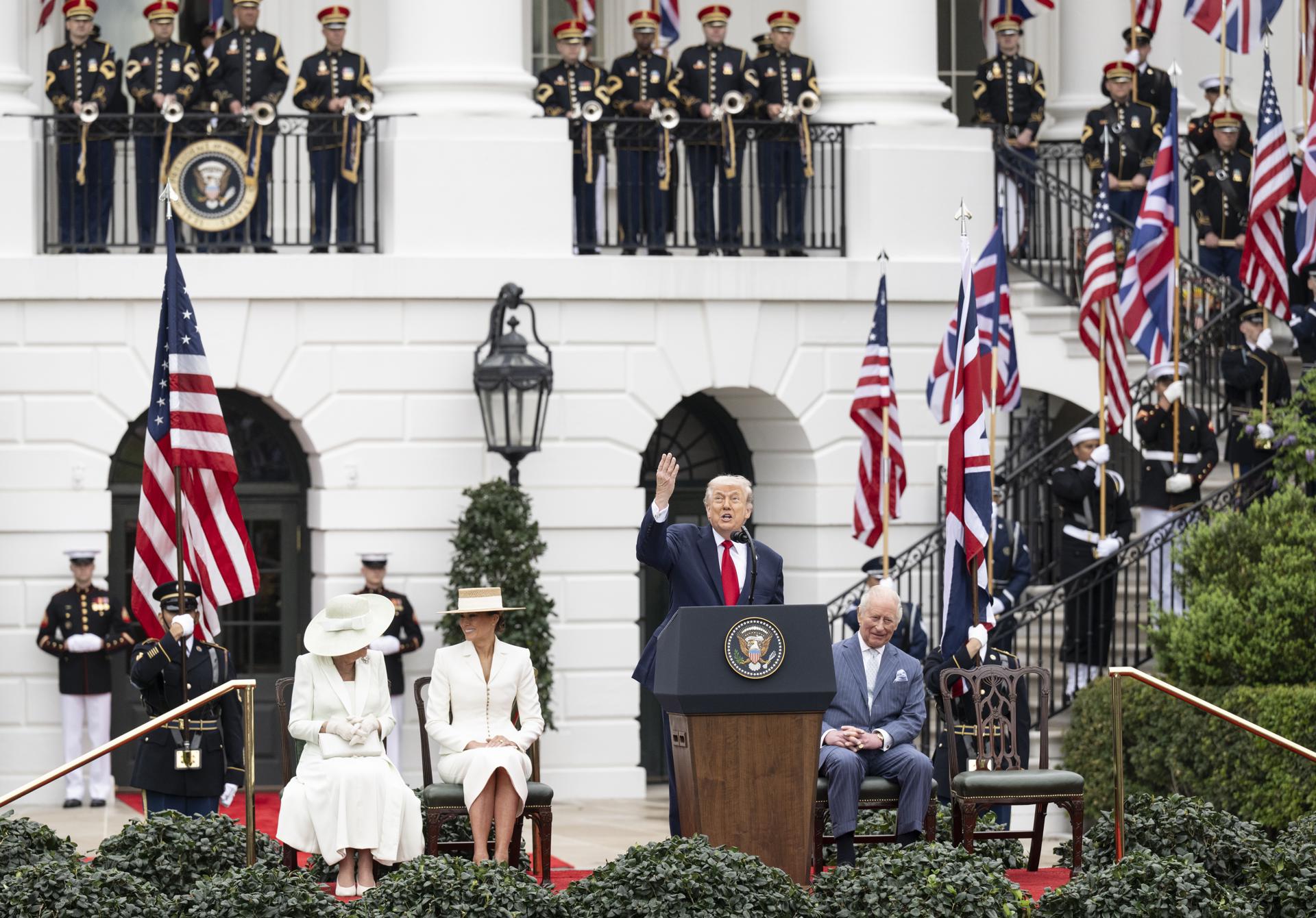 El presidente de Estados Unidos, Donald Trump, habla durante la ceremonia de bienvenida del rey Carlos III, de Reino Unido, en el jardín sur de la Casa Blanca. EFE/Luke Johnson