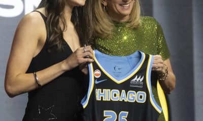 La mexicana Gabriela Jáquez (i) posa este lunes en Nueva York junto a la comisionada de la Asociación Nacional de Baloncesto Femenino (WNBA), Cathy Engelbert, tras ser seleccionada por Chicago Sky en el quinto lugar del draft. EFE/ Ángel Colmenares